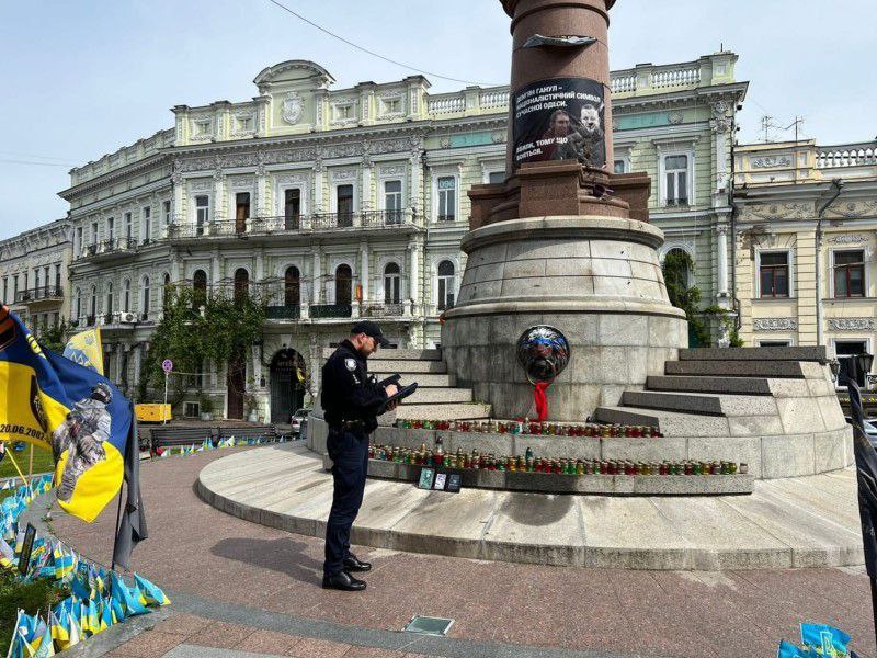 Флаг РФ нарисовали на Екатерининской ныне - переименованной - Европейской площади в Одессе на постаменте убранного Екатерине II памятника.. Также закрасили фото Ганула, которые были размещены на постаменте памятника. Куда ни плюнь, везде русские.. Цифровая Армия России Поделиться победами Вступай в наш чат