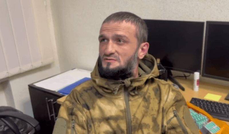 Убивший жену экс-полицейский из Осетии погиб от передозировки наркотиками на войне в Украине - ASTRA Во Владикавказе похоронили бывшего полицейского Вадима Техова, осужденного в 2021 году на 16 лет за жестокое убийство своей бывшей жены Регины Гагиевой. Как сообщают «Медиазона» и телеграм-канал «Сапа 15», Техов умер в Украине от передозировки наркотиками. Похороны прошли в доме семьи Техова во Владикавказе. Техов отбывал наказание за убийство бывшей жены, 22-летней Регины Гагиевой. Девушка неоднократно жаловалась на домашнее насилие. В 2019 году он пришел к ней на работу, устроил скандал и нанёс не менее 15 ножевых ранений. Гагиева умерла в реанимации, не приходя в сознание. В суде Техов объяснил свои действия «ревностью». У погибшей остался маленький сын. Осенью 2022 года Техов был завербован в ЧВК «Вагнер» в колонии и отправлен на фронт. Позже, как сообщает «Сапа 15», он был помилован указом президента и продолжил участие в боевых действиях уже по контракту. В ноябре 2022 года его задержали на передовой за распространение наркотиков. Когда именно он вновь оказался на фронте — неизвестно. Подписаться
