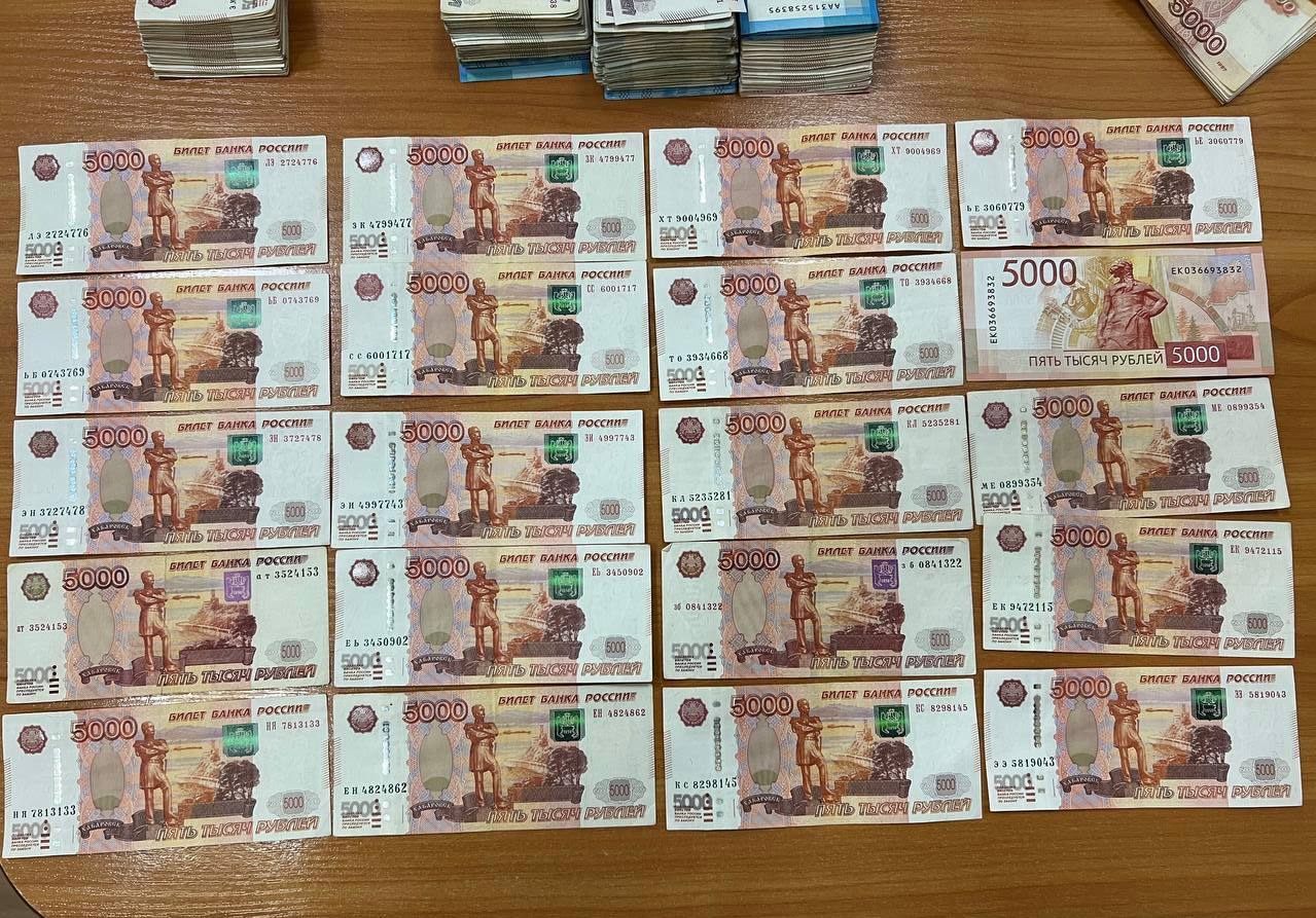 Евпаториец пытался подкупить сотрудника ФСБ за 1 8 миллиона рублей его заключили под стражу Об этом сообщили в УФСБ России по Крыму и Севастополю и Следкоме по Крыму и Севастополю 33 летний мужчина опасался привлечения к уголовной ответственности за то что он организовывал незаконное пребывание мигрантов на территории РФ а также фиктивно их регистрировал За это он предложил правоохранителю взятку и был задержан с поличным Свою вину фигурант признал в полном объеме Расследование уголовного дела продолжается Ему грозит до 15 лет лишения свободы 0   Подписаться на РИА Новости Крым в Telegram MAX VK