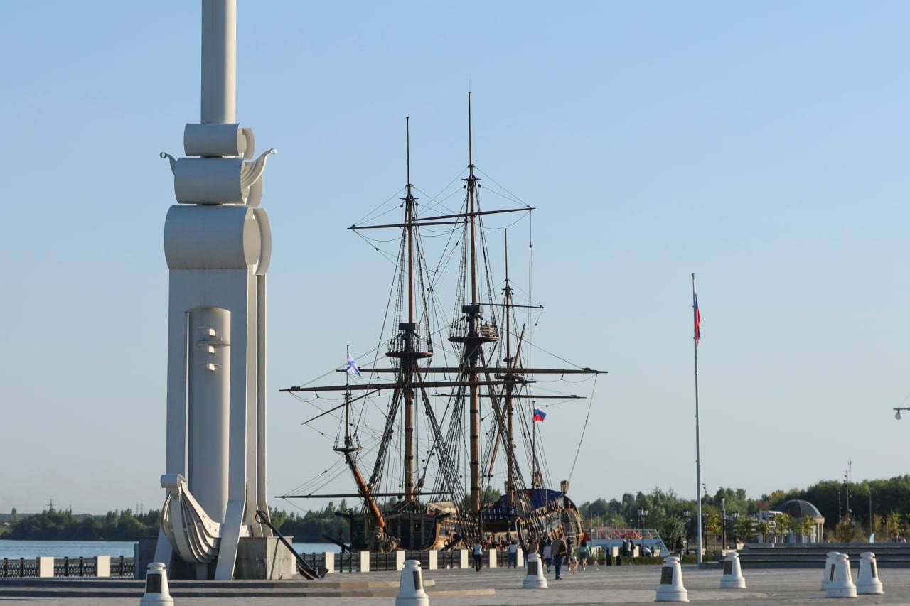 В Воронеже введут туристический сбор с поэтапным повышением до 2029 года Депутаты Воронежской городской Думы утвердили введение туристического сбора на территории региональной столицы который начнёт действовать с следующего года Сбор будет рассчитываться как процент от стоимости проживания и будет поэтапно увеличиваться в течение нескольких лет В 2026 году ставка составит 2 с последующим ежегодным повышением на 1 К 2029 году налог достигнет 5 Полученные средства будут направляться в городской бюджет для развития туристической инфраструктуры Подписаться на VRN Град