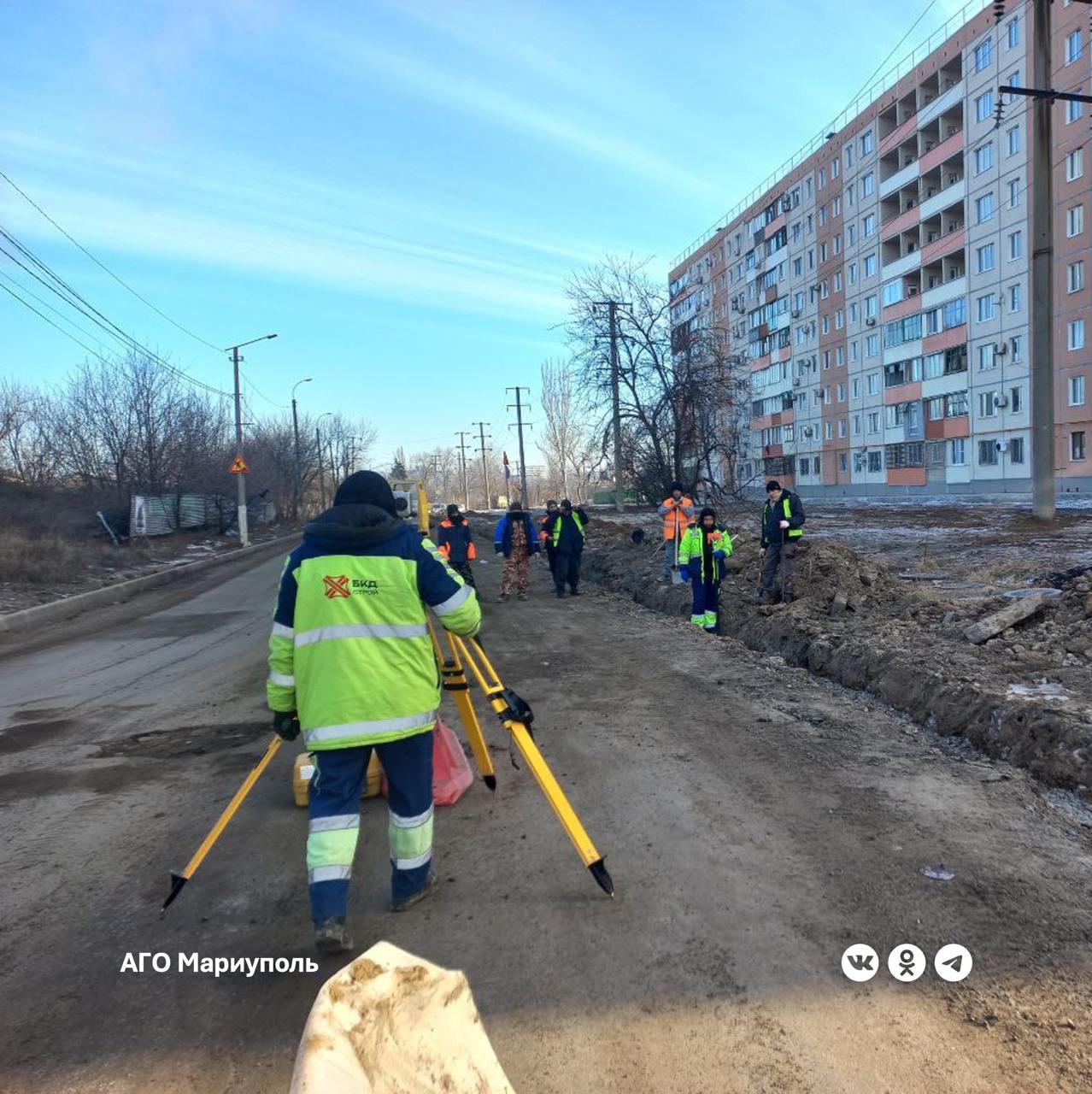 ООО «БКД – Строй» обновляет дорожную инфраструктуру   Специалисты компании приступили к установке бортового камня по улицам Кальмиусской, Серафимовича, Охотничьей, Гранитной и Гагарина. Эти мероприятия являются частью подготовительных работ к асфальтированию дорожного покрытия.    Параллельно с этим ведется восстановление тротуарной плитки по улице Заозерной, что создаст комфортные условия для передвижения пешеходов. На улице Самолетной планируется комплексный ремонт колодцев и устройство посадочной площадки.   Работы по установке дорожных знаков продолжаются на улице Карпинского.