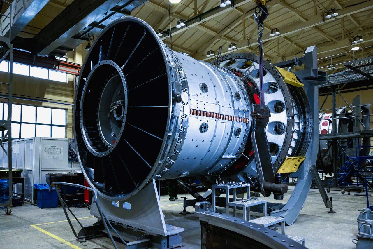 Российская электростанция получит новую турбину ГТД 110М для наращивания мощностей Наша ОДК изготовила третью серийную газовую турбину большой мощности ГТД 110М Оборудование будет установлено в составе крупнейшей электростанции Юга России Изделие уже поступило на объект для монтажа и дальнейшей эксплуатации в составе мощной парогазовой установки Отечественная турбина большой мощности ГТД 110М в составе электростанции в Ростовской области повысит надежность энергоснабжения потребителей южных регионов и будет способствовать развитию экономики края Сегодня наша ОДК вышла на ритмичные поставки этого двигателя четвертую серийную турбину планируется поставить уже в текущем году Продолжается работа над увеличением ресурсных показателей оборудования сказал первый заместитель генерального директора Госкорпорации Ростех Владимир Артяков ГТД 110М первая произведенная в России турбина в классе мощности 90 130 МВт Она предназначена для привода генераторов в составе газотурбинных и парогазовых установок мощностью до 500 МВт rostecru