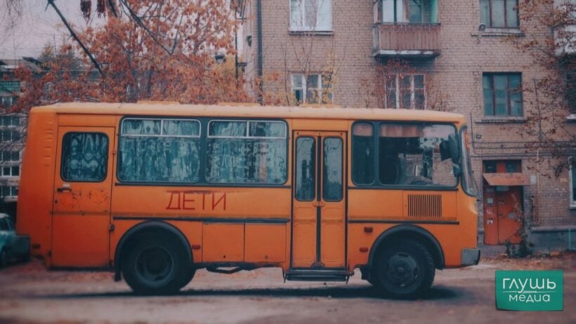 В России судимым за насилие могут запретить заниматься перевозками детей Минтранс РФ разработал поправки в Трудовой кодекс РФ запрещающие работать в сфере перевозок детей гражданам которые были судимы по статьям за тяжкие и особо тяжкие насильственные действия Об этом пишет сегодня 7 октября ТАСС со ссылкой на заявление замдиректора департамента государственной политики в области автомобильного и городского пассажирского транспорта минтранса Виктора Острикова По его словам изменения ведомство предлагает внести в статью 328 ТК РФ Они исключают возможность устройства на такую работу граждан которые отбывали наказания за насильственные действия При этом не будет иметь значения тот факт что судимость была снята или погашена Это совершение отдельно тяжких и особо тяжких преступлений убийство причинение тяжкого вреда здоровью похищение грабеж разбой преступления против половой неприкосновенности и половой свободы личности По факту оградить таких людей необходимо от всего что касается перевозок детей заявил Остриков Он рассказал что сейчас проект закона согласован с федеральными органами исполнительной власти в том числе с Генпрокуратурой также авторы инициативы направят документ на оценку в минэкономразвития Заходите на наш сайт это очень помогает редакции   glush media news view id 4603