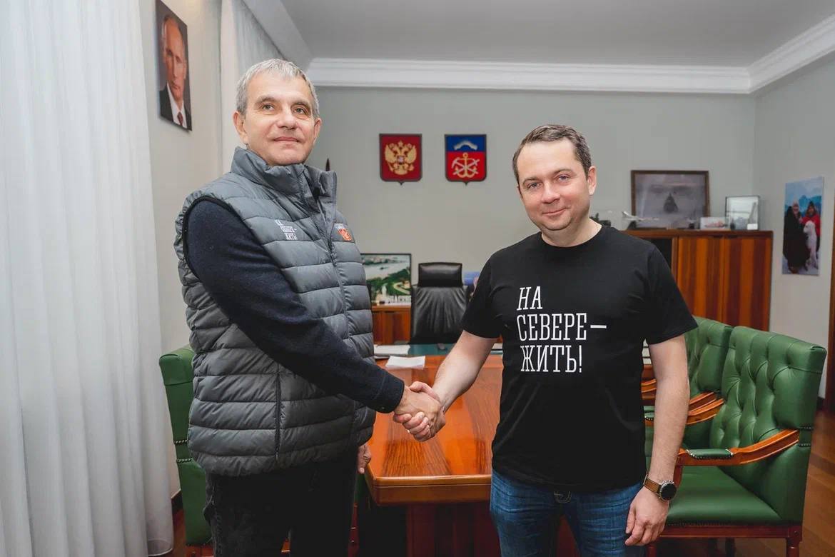 Один из важных инвестпроектов для Мурманска, новый судоремонтный завод, выходит в активную фазу.  Сегодня с акционером S7 Group Владиславом Филевым обсудили ключевые параметры проекта, подходы и перспективы реализации.    Напомню, соглашение о его создании ранее мы подписали с компанией S7.  Сейчас инвестор приступил  к модернизации площади старого СРЗ: расчищает территорию, увеличивает объем работ судоремонта. Ремонтирует существующий док, а до конца года появится ещё один — уникальный и не имеющий аналогов во всей акватории Кольского залива.   Что важно: мы смотрим на развитие всей прибрежной зоны в комплексе. Чтобы и экономика росла, и город становился комфортнее.  Речь идёт и о территории рядом с морвокзалом — знаковым местом, которое мы сейчас активно перезапускаем в качестве общественного и туристического пространства.