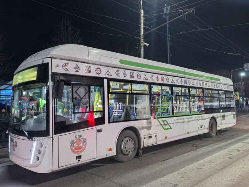 Возбуждено уголовное дело по факту смертельного наезда на школьника в Новочебоксарске По данным Госавтоинспекции Чувашии 12 ноября около 16 00 возле дома 103 по ул Винокурова 38 летняя женщина водитель троллейбуса совершила наезд на 10 летнего мальчика Он переходил дорогу по регулируемому пешеходному переходу на запрещающий сигнал светофора В отношении жительницы Новочебоксарска управлявшей троллейбусом отделом по расследованию ДТП Следственного управления МВД по Чувашии возбуждено уголовное дело по ч 3 ст 264 УК РФ нарушение ПДД и эксплуатации транспортных средств повлекшее по неосторожности смерть человека Статьей предусмотрено до пяти лет лишения свободы Водительский стаж женщины менее одного года освидетельствование состояния опьянения не выявило Избрана мера пресечения в виде подписки о невыезде Обстоятельства происшествия устанавливаются
