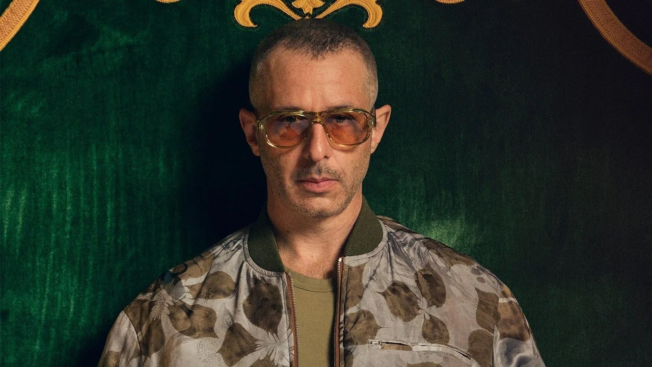Джереми Стронг претендует на роль Марка Цукерберга в «Социальной сети 2»  Источники The Hollywood Reporter уточняют, что Джесси Айзенберг, сыгравший главу Facebook  в оригинальном фильме Дэвида Финчера отказался возвращаться к этой роли. Режиссёром и сценаристом продолжения выступит Аарон Соркин, написавший первый фильм.  Ожидается, что вольный сиквел расскажет о «Документах Facebook» — скандальной серии статей в газете The Wall Street Journal, согласно которой алгоритмы социальной сети слабо реагировали на посты с незаконным содержанием и плохо влияли на эмоциональное состояние подростков.  Ранее сообщалось, что на главные роли в сиквеле претендуют Майки Мэдисон и Джереми Аллен Уайт. Оскароносная звезда «Аноры» должна сыграть Фрэнсис Хаген — бывшую сотрудницу социальной сети, ставшую главным информатором для WSJ.  Фото: Arnaud Pyvka/GQ    Facebook принадлежит компании Meta, признанной в России экстремистской.
