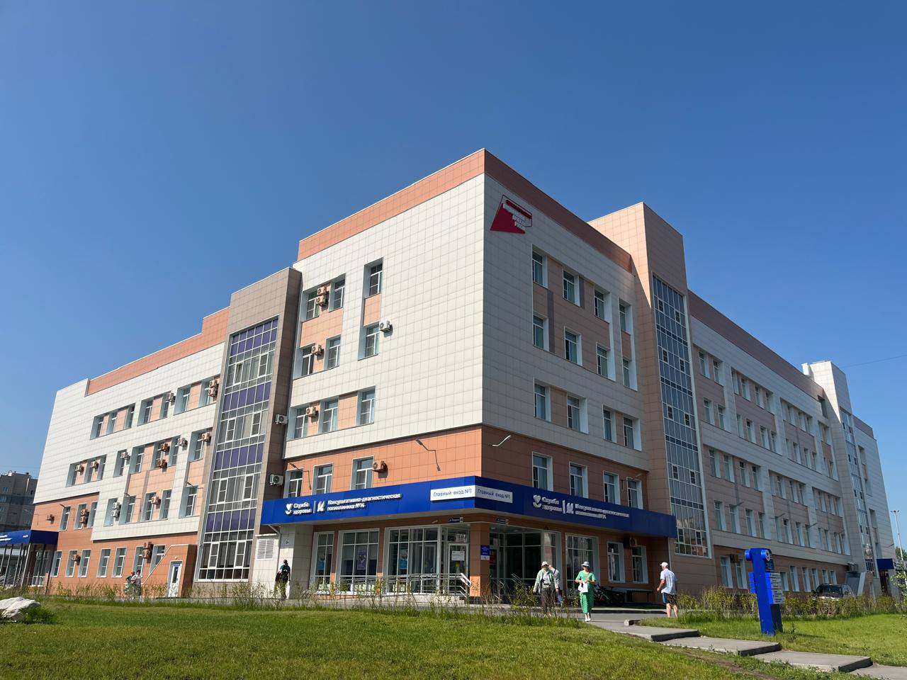 Барнаульская суперполиклиника ищет тайных пациентов Участники проекта будут оценивать работу отделения медицинской профилактики Они пройдут все обследования и приемы под видом обычных пациентов Персонал отделения не сможет вычислить кто из пришедших является тайным Затем сотрудник отдела контроля качества вместе с пациентом разберут работу медиков в плане оказания услуг Участвовать в проекте могут только пациенты прикрепленные к поликлинике 14 У них не должно быть пройденной диспансеризации в этом году Тех кто хочет стать тайным пациентом просят позвонить по номеру 8 952 004 89 40 Мы убеждены что именно обратная связь позволяет нам меняться в лучшую сторону Мы надеемся что проект поможет нам повысить качество оказания медицинской помощи опираясь на мнение пациентов подчеркнули в медучреждении Barnaul 22 при копировании упоминание сообщества обязательно