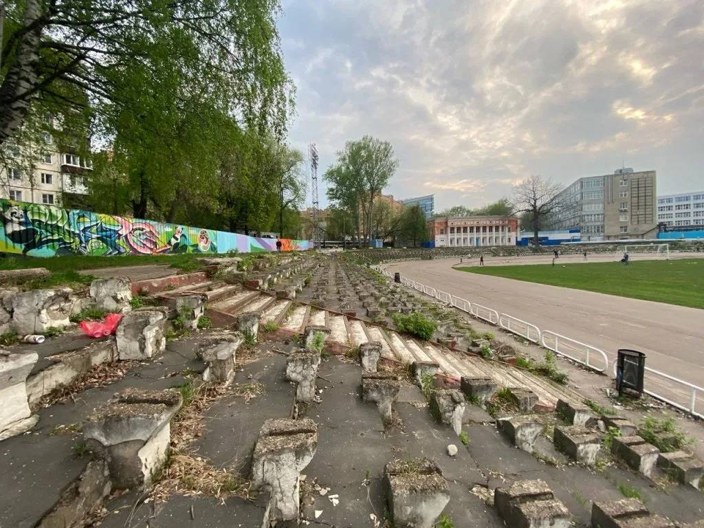 На Воднике готовятся к сносу футбольного поля хоккейной коробки и других объектов Администрация Нижнего Новгорода опубликовала постановление согласно которому в скором времени на стадионе Водник будут демонтированы 14 объектов инфраструктуры В список объектов подлежащих сносу вошли футбольное поле 2 теннисных корта хоккейная площадка пара ограждений зрительские трибуны два гаражных комплекса легкоатлетическая дорожка судейская кабина здание школы фигурного катания трансформаторная подстанция и спортивный клуб Водник В постановлении также написано что главной целью признания спортсооружения аварийным является реализация программы КРТ комплексного развития территории нежилой постройки