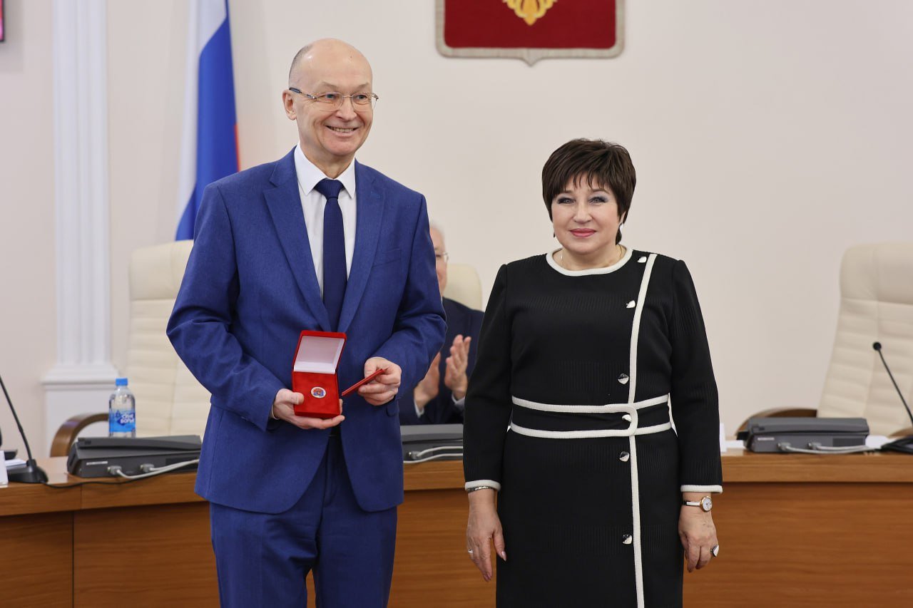 Сегодняшнее заседание Законодательного Собрания началось с церемонии награждения жителей области за успехи в работе, учебе и за вклад в развитие Владимирской области.    Почетными грамотами и Благодарственными письмами были отмечены заслуги государственных деятелей, парламентариев, общественников, представителей бизнеса, студентов ведущих вузов региона.    Подробнее на сайте