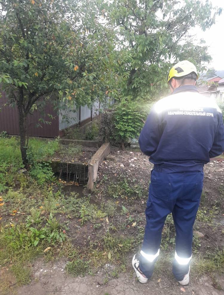 В Апшеронске проведен объезд по вероятным местам подтоплений  Сотрудники Службы спасения сегодня провели выезд по вероятным местам подтоплений по поручению главы города Сергея Андрухи. Цель выездов - убедиться в готовности системы водоотведения к грядущим осадкам.  Спасатели проверили состояние водопропускных труб и ливнеотводных кюветов на предмет засоров и загрязнений.  Ранее спасатели уже проводили аналогичную работу по очистке кюветов. Благодаря этому, а также ранее принятым превентивным мерам - обустройству обводных каналов и другим мероприятиям по водоотведению, замечен эффект: риск подтоплений значительно снизился.  Администрация Апшеронского городского поселения продолжает оперативно следить за рисками подтоплений в городе, а также особое внимание обращает на обязанность жителей следить за состоянием канав, проходящих через участки.  - Следите за их чистотой, не допускайте засоров и сброса отходов в них, ведь от этого напрямую зависит правильное функционирование системы водоотведения, - обращается городская власть к жителям.  По материалам администрации Апшеронска   Апшеронский рабочий