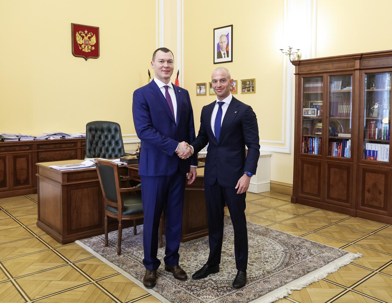 ПУЛЕМЁТ ДЕГТЯРЁВА Министерство спорта приветствует решение Федерации тяжелой атлетики Тульской области о выдвижении главы инвестиционной группы «Марафон» Александра Винокурова на пост Президента Федерации тяжелой атлетики России. Мы обсудили с ним задачи, которые стоят перед организацией. Прежде всего, это восстановление государственной аккредитации ФТАР. Кроме того, необходимо усиление управленческой работы, улучшение материально-технической базы, поддержки спортсменов и тренеров и, конечно, подготовки российских спортсменов к участию в международных состязаниях. Александр Семенович имеет для этого богатый управленческий опыт. «Марафон» владеет крупными долями в таких компаниях, как «Магнит», «Дикси», «Азбука вкуса» и другие, но главное, что он лично неравнодушен к тяжелой атлетике. Любит и много... подробнее на канале: ПУЛЕМЁТ ДЕГТЯРЁВА @