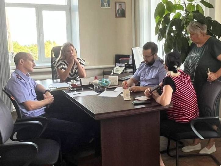 Руководитель следственного отдела по городу Саратову провел личный прием граждан Руководитель следственного отдела по городу Саратову СУ СК России по Саратовской области Денис Сергеевич Федоров провел прием граждан в селе Усть-Курдюм Гагаринского района. В мероприятии приняли участие подчиненные сотрудники отдела, а также глава территориального управления Усть-Курдюмское департамента Гагаринского административного района МО «Город Саратов». В ходе личного приема представители семей участников специальной военной операции обратились с просьбами о содействии в решении социально-бытовых вопросов. Среди поднятых вопросов были как проблемы с оформлением документов и обеспечением положенных льгот, так и ряд бытовых затруднений, связанных с инфраструктурой. Все обращения взяты на личный контроль руководства следственного отдела. Руководитель дал поручение оказать содействие в сборе и подготовке необходимых документов, а также в подготовке обращений в иные уполномоченные органы и учреждения. При наличии оснований будут приняты меры процессуального реагирования. Ответы заявителям будут предоставлены в установленные законодательством сроки. подписаться на канал/подать обращение