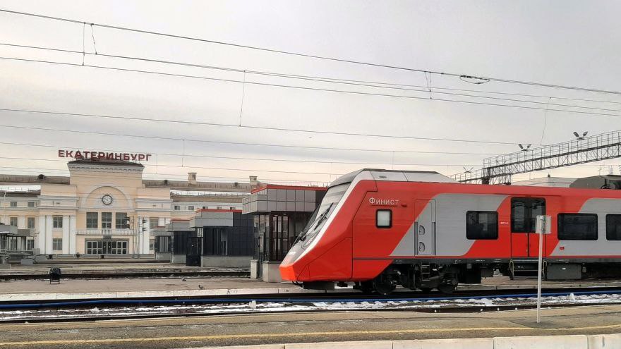 Финисты не вернутся этой зимой в Екатеринбург их заменят электричками В Свердловской пригородной компании обещали что скоростные электропоезда вернутся на линию 31 января В итоге в феврале Финисты так и не выйдут на маршруты из за необходимости дополнительного сервисного обслуживания электропоездов Как долго оно продлится неизвестно   Подпишись на КП Екатеринбург Мы в Max