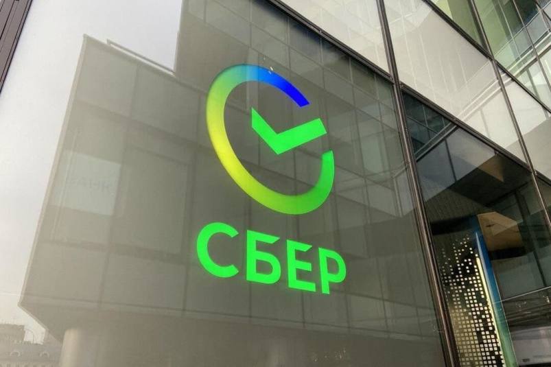 Сбер объявил о снижении ставок по ипотеке, кредитам и вкладам. Сбербанк с 1 июля снизит ставки по ипотеке на 0,5–2 п.п. в зависимости от первоначального взноса, а также введет скидку на 1 п.п. на кредиты ИЖС для строительства быстровозводимых домов. Кроме того, с 30 июня Сбер снизит минимальные ставки по потребительским кредитам на 1 п.п. С той же даты снизятся ставки по вкладам.