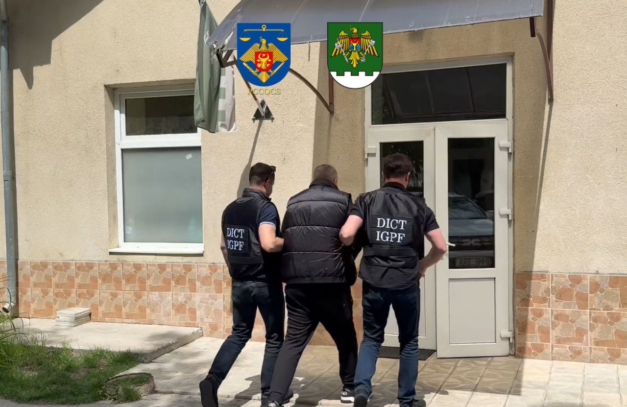 Сотрудники Пограничной полиции и прокуроры PCCOCS задержали организатора и его сообщника, которые наладили незаконный транзит через Молдову мужчин призывного возраста из Украины. Сеть действовала с 2022 года, услуги предлагались через Telegram за 4000–10000 долларов, оплата — в криптовалюте. Всего переправлено около 70 человек, доход составил более 230 млн леев. Мигрантов незаконно провозили через неконтролируемый участок приднестровской границы, иногда — ночью и на авто с итальянскими номерами. Задержанные — жители Бендер и Тирасполя, им назначен арест на 20 и 30 суток.