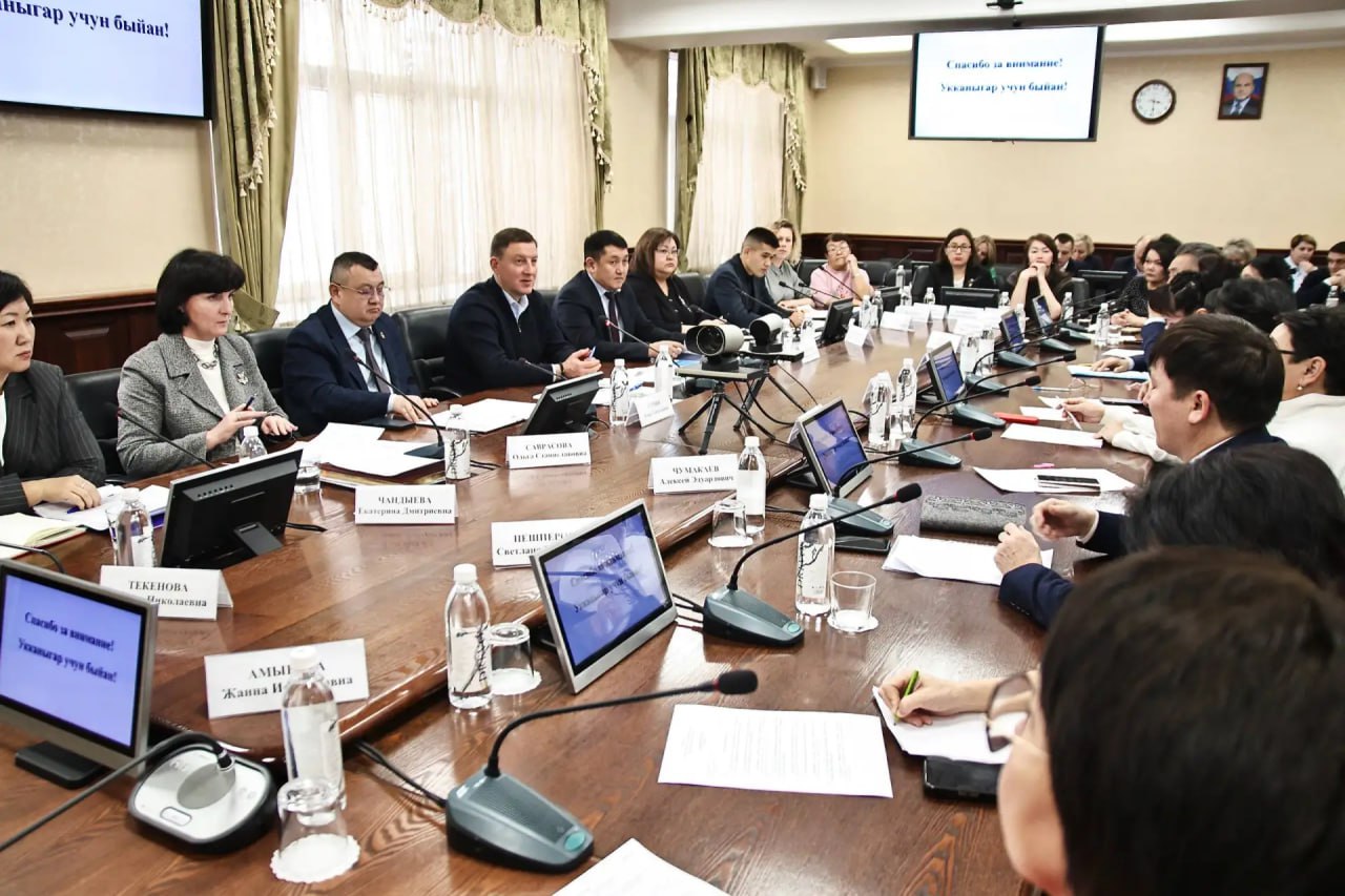 Финансирование программы по сохранению и развитию алтайского языка увеличили до 36 млн рублей заявил глава региона Андрей Турчак на заседании Совета по алтайскому языку Еще несколько лет назад эта сумма была всего 5 млн добавил он В 2026 году завершится оснащение кабинетов алтайского языка и литературы в школах и национальных уголков в детских садах Кроме того всех школах будет оформлена обязательная навигация на двух государственных языках сообщает пресс служба правительства Будущих учителей алтайского языка возьмём на сопровождение заверил глава Разработаем подпрограмму со всей соответствующей поддержкой чтобы каждый выпускник ГАГУ или педколледжа по этой специальности нашел после учебы работу в республике