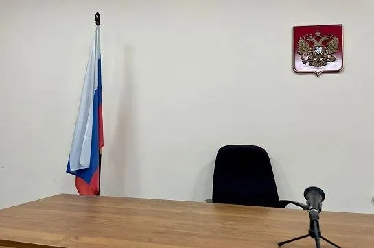 Благовещенский суд обязал компанию Хуа Син улучшить контроль воды для жителей села Чигири Жители домов 1 3 и 7 на улице Красной с 2023 года жалуются на воду темно коричневого цвета с болотным запахом слизью и примесью железа Прочистка фильтров не помогает Анализы ноябрь декабрь 2025 г подтвердили нарушения Сети 2017 года ни разу не обследовались хотя закон требует проверки каждые 5 лет Компания хотела перенести проверку на лето 2026 года но суд это отклонил Теперь Хуа Син обязана в течение двух месяцев обновить программу контроля воды согласовать её с Роспотребнадзором и провести техобследование сетей от скважины до домов