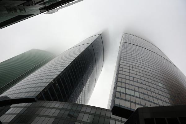 Синоптики предупредили москвичей об очень низком атмосферном давлении Оно ожидается 19 и 20 июня; барометры зафиксируют отметку 734 мм рт. ст. В своём Telegram-канале ведущий специалист центра погоды «Фобос» Михаил Леус пояснил, что этот показатель на 12–14 единиц ниже нормы и близок к суточным рекордам атмосферного давления этих дат. Метеоролог уточнил, что для 19 июня он составляет 735,5 мм рт. ст., а для 20-го — 734,2 мм рт. ст. Леус отметил, что на фоне похолодания и дождей такое давление может сказаться на самочувствии метеозависимых людей. Подпишись на «Говорит Москва»