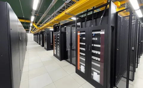 Сдержанное поведение компаний клиентов центров обработки данных ЦОД и медленный ввод в эксплуатацию новых мощностей не привели к снижению цен на размещение в дата центрах за прошлый год Так за 2025 год в Московском регионе средняя стоимость аренды места для размещения IT оборудования в ЦОДах услуга colocation выросла на 11 до 160 3 тыс руб а в Санкт Петербурге и Ленобласти на 19 до 109 тыс руб На динамике сказывается рост стоимости электроэнергии потребление которой усиливает и развитие ИИ а ощутим рост цен в первую очередь для быстрорастущих цифровых компаний говорят участники рынка jkinvest news jkinvest