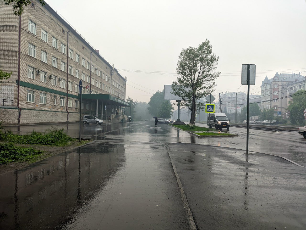 Бийчане массово жалуются на сильные запах гари и дым, которые накрыли город Третьи сутки за городом горит полигон ТБО, однако ни комментариев краевых МЧС, ни комментариев администрации Бийска за это время не последовало. Полигон начал гореть еще во время визита губернатора края, поэтому омрачать повестку «новостями с мусорки» не стали. - Скажите, а городскую свалку планируют тушить? Туман и вонь по всему центру. Это же небезопасно для здоровья и возможны аварии из-за плохой погоды. - Когда потушат городскую свалку? Дышать нечем, окна открыть невозможно! Лишь сегодня администрация Бийска прокомментировала ситуацию на горящем полигоне, так как количество жалоб бийчан только увеличивается: - Работы на объекте ведутся второй день. Задействовано 7 человек, 3 единицы техники. Ситуация на контроле управления ГОЧС и ПБ администрации города. Фото и видео: Бийск 22, Бийск. Субъективно.