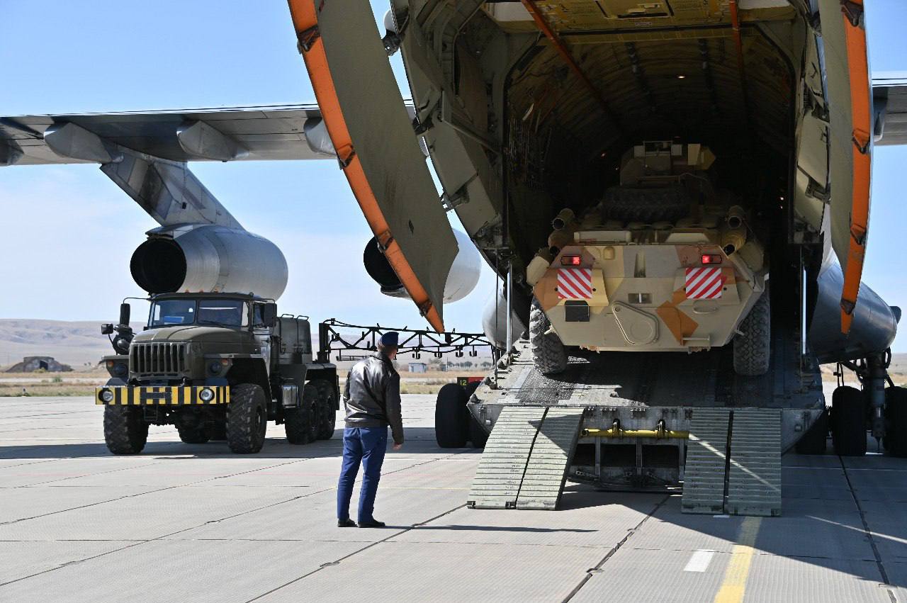 Участники учений ОДКБ Нерушимое братство 2025 и Барьер 2025 перегруппировываются в Таджикистан В период с 14 по 19 октября контингенты войск будут направлены из России Беларуси Казахстана Кыргызстана на полигон Фахрабад Участники отработают проведение миротворческой операции а в рамках учения Барьер 2025 ликвидацию источников биологических угроз сообщили в пресс службе организации Читать SputnikТj в MAX