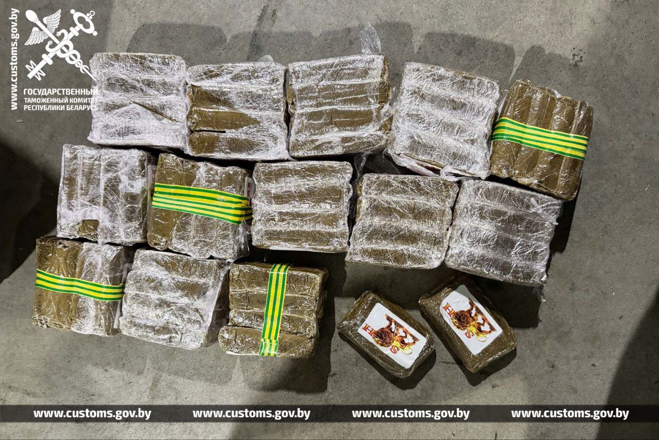Белорусские таможенники пресекли крупнейшую в истории суверенной Белоруссии международную поставку из Евросоюза на территорию ЕАЭС партии наркотиков и психотропов около 1 3 тонны Восемь тысяч брикетов с 915 кг гашиша и 50 коробок с 367 кг мефедрона преступники намеревались переместить в грузовике польского перевозчика в Белоруссию и Россию под видом заявленной в документах партии минеральной воды Среди участников преступления полный интернационал граждане Европейского союза Белоруссии России и Молдовы При обыске у них изъято еще 5 кг гашиша и мефедрона