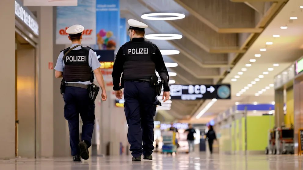 Мигранты всё чаще пытаются попасть в Германию по визам полученным обманным путём С тех пор как Германия стала строже контролировать границы и усложнила въезд нелегальным мигрантам они всё чаще пытаются попасть туда с помощью виз полученных нечестным путём на основании ложных сведений и причин По данным BILD показатели визового мошенничества бьют рекорды Многие из этих случаев как установила полиция ФРГ связаны с подачей заявлений на убежище в Германии а также во Франции Греции Италии или Испании Кроме того нелегальные мигранты стремясь получить законное право на въезд всё чаще добывают без реальных на то оснований национальные немецкие визы с целью трудоустройства либо начала обучения рассказал BILD представитель полиции Цифры которыми располагает BILD драматичны С января по октябрь 2025 года полиция возбудила 5569 дел что лишь немногим меньше чем за весь 2024 й 5578 дел Для сравнения в 2022 году подозреваемых в визовом мошенничество в ФРГ было всего 2596 Таким образом за три года их стало вдвое больше Особенно много визовых мошенников происходит из Турции 634 подозреваемых в этом году Ещё 526 из Азербайджана Далее следуют подозреваемые из Ирана 462 Сирии 275 и Афганистана 212 BILD Russian