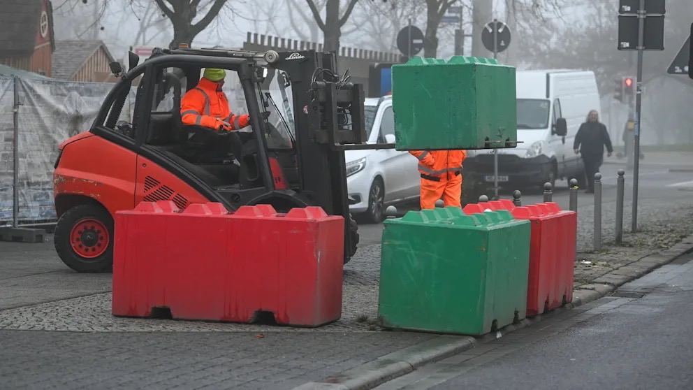 В Магдебурге рождественский рынок демонтируют досрочно из-за теракта  В Магдебурге начался досрочный демонтаж рождественского рынка после теракта, который произошёл 20 декабря. Трагедия унесла жизни пятерых человек, более 200 получили ранения. Вместо запланированного окончания работы 23 декабря рынок закрыли сразу после нападения, теперь же сотрудники начали разбирать торговые павильоны и аттракционы.  Атаку совершил 50-летний Талеб Аль-Абдулмохсен, который на автомобиле BMW въехал в толпу, преодолев бетонные блоки. Представители министерства внутренних дел пояснили, что расстояние между блоками составляло шесть метров, что позволило злоумышленнику объехать заграждения. Сейчас проводится проверка действовавшего плана безопасности.   Министр внутренних дел требует разобраться, почему между бетонными барьерами не использовались стальные цепи, которые могли бы не дать проехать автомобилю. Также расследуются возможные ошибки полиции: одна из патрульных машин находилась не в запланированной точке, что могло повлиять на оперативность реагирования.