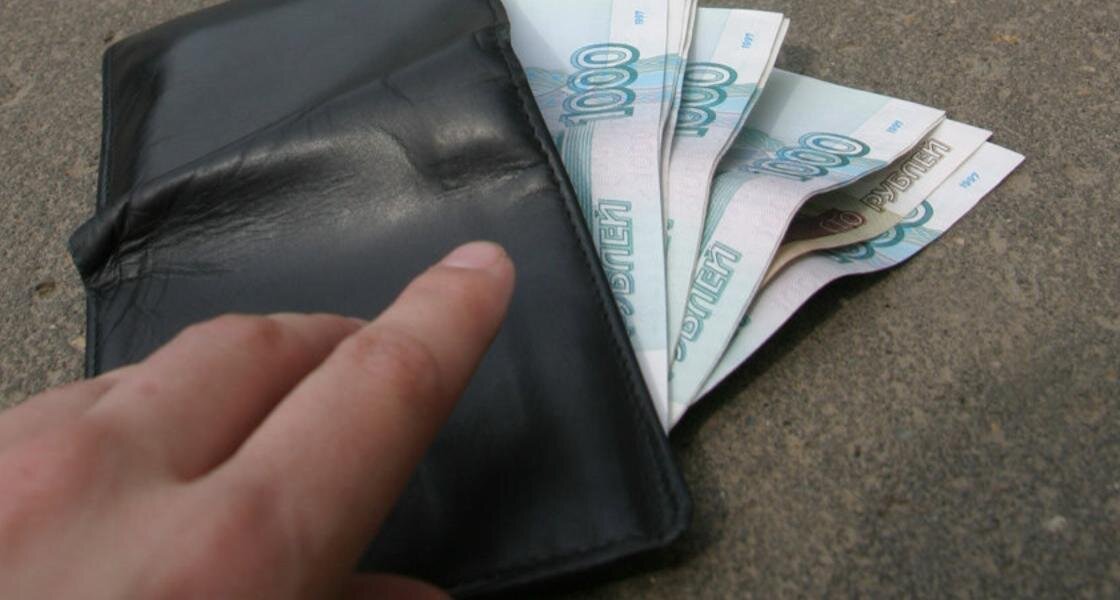 Застолье друзей в Анапе завершилось кражей В Отдел МВД с заявлением о краже обратился анапчанин. Он рассказал, что распивал алкоголь в компании приятелей. После внезапно возникшего конфликта один из них ушёл, прихватив с собой его телефон, наушники и кошелек с банковскими картами. Сумма ущерба составила более 18,5 тыс рублей. Сотрудники уголовного розыска установили место проживания подозреваемого и доставили его в подразделение полиции. Им оказался 38-летний житель Супсех. В ходе работы с задержанным тот сознался в краже. Похищенные чужие вещи изъяли. Возбуждено уголовное дело по части 2 статьи 158 УК РФ «Кража», максимальное наказание по которой до 5 лет лишения свободы. Фигуранту избрана мера пресечения в виде подписки о невыезде и надлежащем поведении, сообщает полиция Анапы. #ПроисшествияАнапа #НовостиАнапыСегодня #НовостиАнапы #АнапаНовости #СегодняВАнапе #АнапаМедиа #СвежиеНовостиАнапы #АктуальныеНовостиАнапы