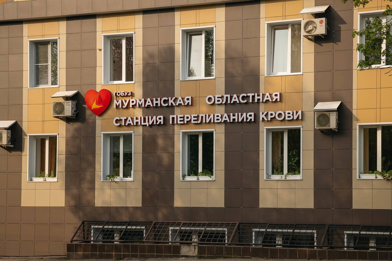 Доноров редкой группы крови ищут в Мурманске Мурманская областная станция переливания крови сообщает о нехватке донорской крови III группы с отрицательным резус фактором Сейчас запасов этой группы не хватает и врачи просят жителей региона откликнуться Доноры могут прийти на станцию переливания крови в будние дни с 13 00 до 16 00 Давайте поможем тем кому это жизненно необходимо говорится в обращении станции Уточнить все подробности можно по телефонам 8 8152 25 02 61 8 8152 25 15 78 8 958 587 04 64 8 958 587 04 65