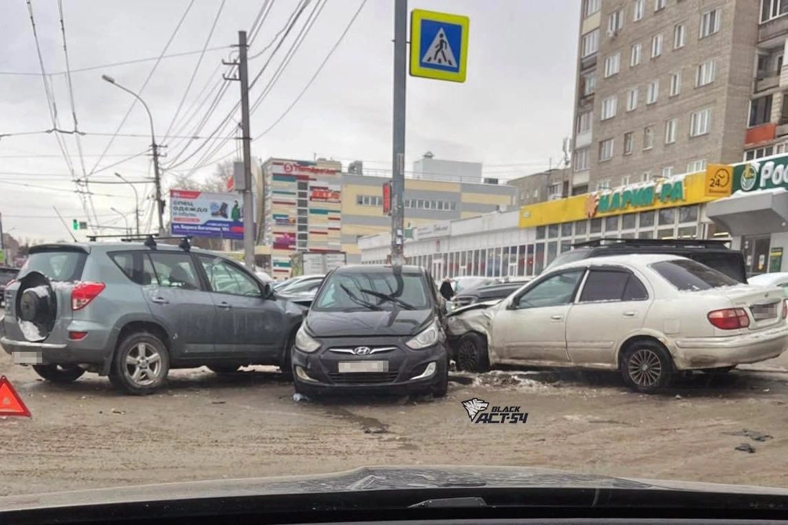 На Бориса Богаткова произошло массовое ДТП.  По словам очевидцев, 4 машины неудачно столкнулись на парковке. Информации о пострадавших нет.  Фото: АСТ-54 Black / Telegram