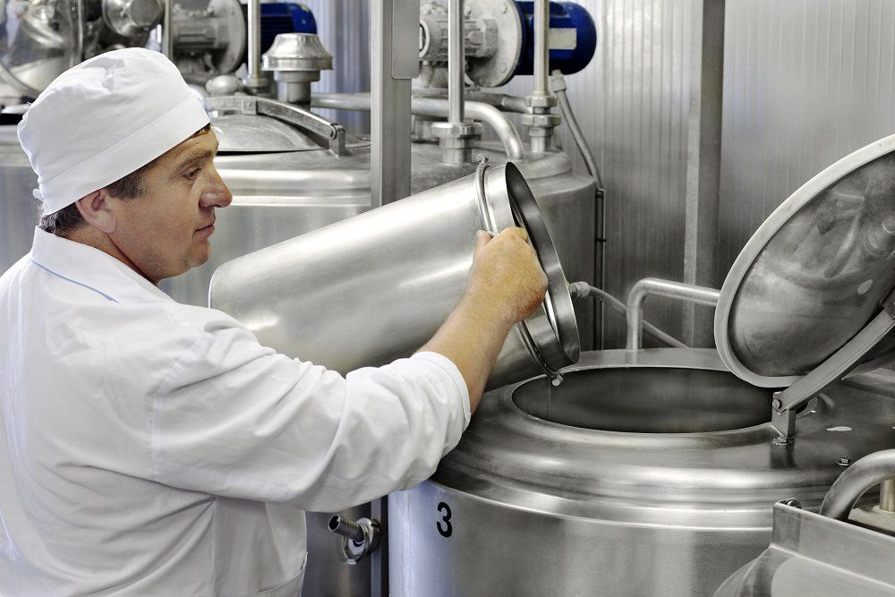 Крупные молочники ожидают сокращения рентабельности не менее чем на 15%  Крупные производители молока в случае сокращения государством субсидий ожидают снижения  рентабельности сектора не менее чем на 15% и другие проблемы, пишут «Известия».  Под этими средствами производители подразумевают дотации, которые направлялись на стимулирование производства. Недавно Минсельхоз предложил перераспределить эти суммы на другие виды помощи аграриям, в том числе на развитие новых инвестпроектов и поддержку племенных  и генетических центров.   Подробности