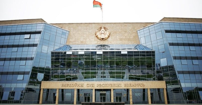  Верховный суд Беларуси удовлетворил ходатайство генерального прокурора о признании «Объединённого переходного кабинета», созданный сбежавшей из страны Светланой Тихановской, и его структурных подразделений террористической организацией. Согласно представленным в суд материалам, действия организаторов и активных участников так называемого Кабинета содержат признаки террористической деятельности. В надзорном ведомстве утверждают, что некоторые члены формирования причастны к организации террористических актов на территории Беларуси. Как подчеркнули в Генпрокуратуре, эти обвинения подтверждаются материалами уголовных дел, в том числе касающихся разжигания социальной вражды, заговора с целью насильственного захвата власти, а также других тяжких преступлений, по которым уже вынесены обвинительные приговоры.