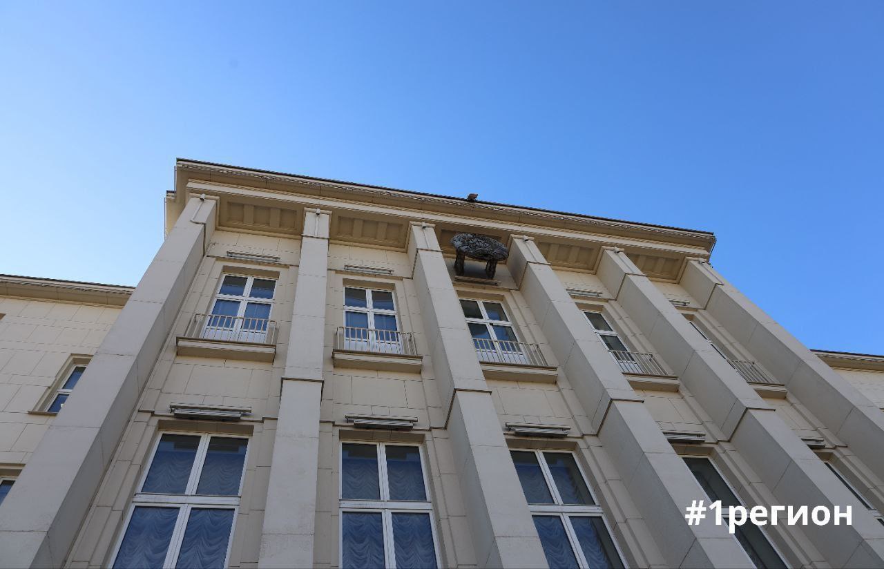 Опубликовано поздравление руководства области с государственным праздником Днём Октябрьской революции 7 ноября дата которая навсегда вошла в историю став символом глубоких социальных преобразований становления идей справедливости равенства и труда Именно из тех исторических событий берут начало традиции народного единства взаимопомощи и ответственности за судьбу страны Сегодня спустя десятилетия мы воспринимаем этот день как напоминание о значимости исторического опыта силе духа и способности народа создавать будущее своими руками Беларусь уверенно сохраняет верность идеалам созидания мира и независимости унаследованным от прошлых поколений отмечается в поздравлении 1регион Больше новостей с pervyiregion