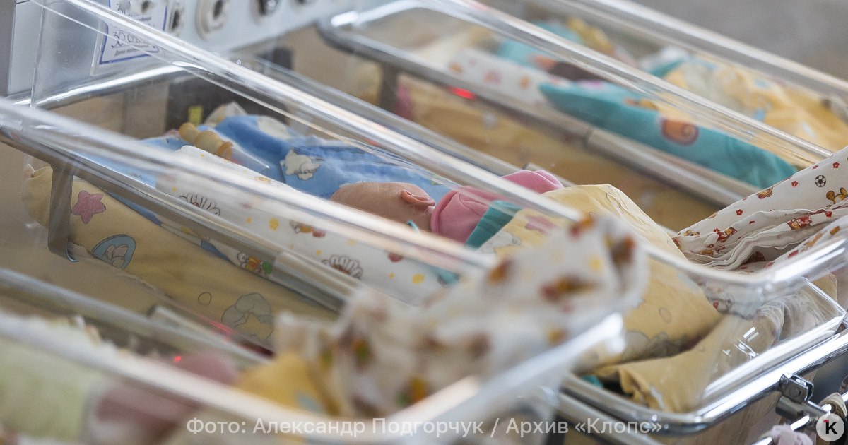 Регионы России обязали улучшать послеродовую поддержку женщин Российские регионы должны улучшать послеродовую поддержку женщин и семей с новорожденными детьми Такой пункт содержится в утвержденном правительством РФ плане сообщает в субботу 10 января ТАСС Как отмечается в публикации ожидается что мера повысит качество медицинского и социального сопровождения в таких случаях Должны быть разработаны соответствующие методические рекомендации Ответственными назначены Минздрав АСИ и региональные власти Реализация мероприятий намечена до 2030 года Помимо этого Минздрав в 2026 году должен разработать стандарт медицинской помощи взрослым в нормальном послеродовом периоде По задумке это обеспечит оптимальное восстановление здоровья женщин после родов позволит добиться комплексного сопровождения послеродового периода