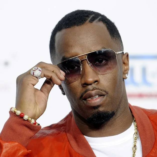 Трамп может помиловать P. Diddy — обсуждение этого шага якобы уже идёт в Белом доме, пишет Deadline В июле рэпера оправдали по основным обвинениям в секс-торговле и рэкете, но идея полного помилования всё равно рассматривается. По данным источников, это может стать отвлекающим ходом на фоне скандала с файлами Эпштейна и критики в адрес Трампа за отказ публиковать предполагаемый список причастных. В 2012 году в шоу «Ученик» Трамп называл Комбса «хорошим парнем» и «другом», за которого «готов постоять». Но в мае нынешнего года заявил, что не общался с P. Diddy много лет, и предположил, что тот мог изменить к нему отношение из-за разногласий в политике. КК