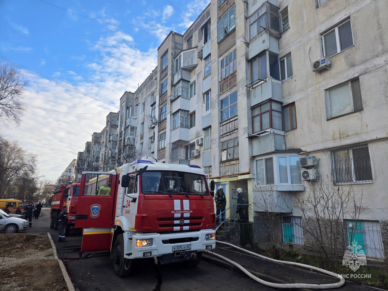 В Саках в многоквартирном доме произошёл пожар на кухне и балконе квартиры на пятом этаже  По данным ГУ МЧС России по РК, спасатели эвакуировали 21 человека, включая 6 детей, и спасли 1 человека.   Площадь возгорания составила 12 квадратных метров.