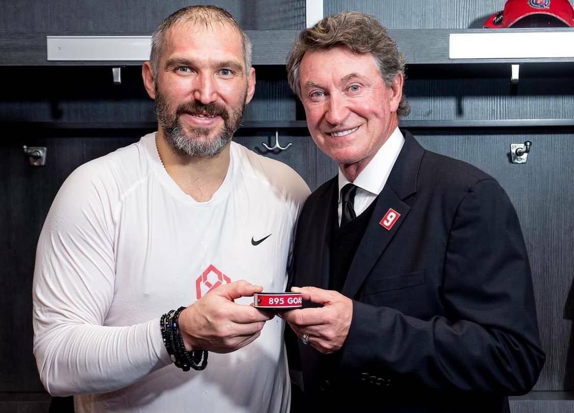 Овечкин повторил рекорд Гретцки по голам в основное время в регулярке НХЛ Форвард Вашингтон Кэпиталз Александр Овечкин сравнялся по количеству заброшенных шайб в регулярных чемпионатах НХЛ в основное время с Уэйном Гретцки Матч между Вашингтоном и Сиэтлом Кракеном закончился в пользу последних 5 1 Единственной шайбой за кэпс в этом матче отметился капитан Вашингтона Александр Овечкин Россиянин забросил 892 ю шайбу в ворота Сиэтла на 43 й минуте и приблизился к покорению еще одного рекорда знаменитого Гретцки Читать полностью