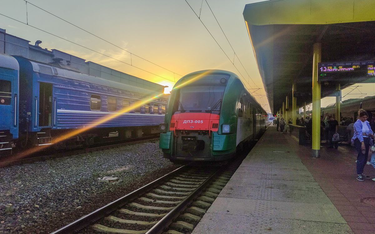 Stadler снова начал работать с БелЖД и поставит 65 поездов Представитель БелЖД уточнил что производить технику будут в Беларуси Напомним у Stadler остался актив в нашей стране Речь идет о заводе Штадлер Минск Stadler продолжает работать в Беларуси Да есть сложности с поставкой комплектующих но мир же не зациклен на Европе и каких то определенных производителях Подробнее