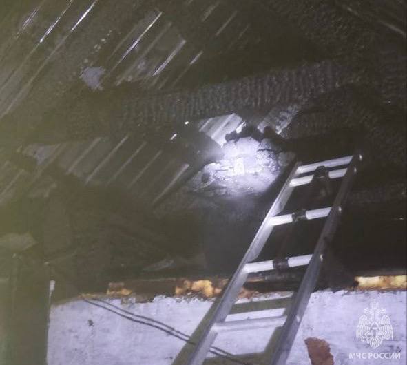 В Оренбурге горели гараж и баня  На улице 18 квартал из-за недостатка изготовления дымовой трубы произошел пожар, в результате которого серьезно пострадали гараж и баня. Общая площадь пожара составила 30 квадратных метров. Пострадавших нет.    От МЧС России привлекались 13 специалистов и 4 единицы техники.  pojarnoe_depo    MAX