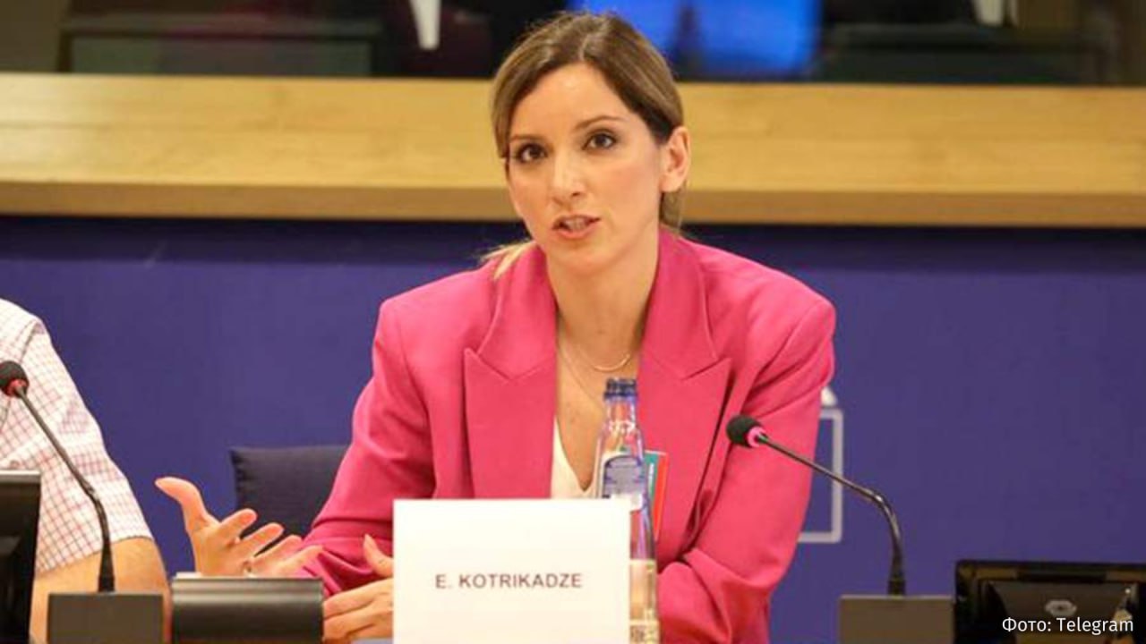 Журналистку Дождя Екатерину Котрикадзе заочно приговорили к восьми годам колонии по делу о распространении фейков о ВС РФ Также ей запрещено заниматься администрированием сайтов в течение четырех лет  В 2022 году Котрикадзе разместила в одном из мессенджеров несколько публикаций содержавших заведомо ложную информацию о действиях ВС РФ Это было подтверждено заключением лингвистической судебной экспертизы После этого журналистку объявили в розыск 2 октября 2025 года ей была заочно избрана мера пресечения в виде заключения под стражу СМИ иноагент деятельность организации на территории России признана нежелательной признан Минюстом РФ иноагентом и включен Росфинмониторингом в список террористов и экстремистов РЕН ТВ ждет вас в MAX