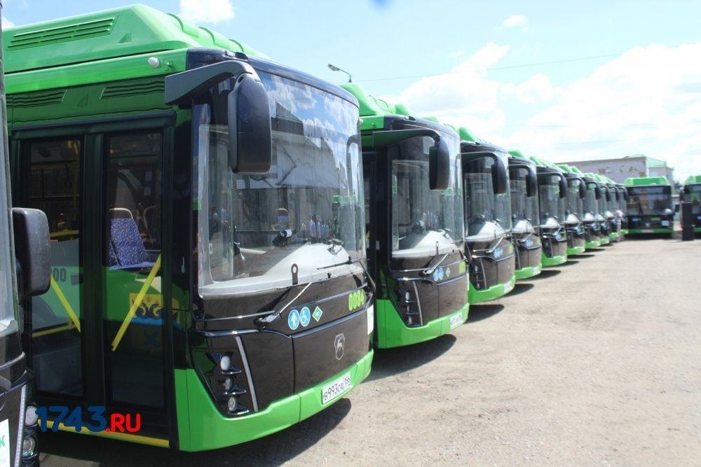 1743 ru Новости Оренбурга Оренбуржье получит почти миллиард на обновление городского транспорта Оренбургская область готовится к крупному обновлению городского транспорта На заседании регионального правительства озвучили график федерального софинансирования почти миллиард рублей поступит в область в течение ближайших трёх лет Деньги направят на закупку новых автобусов и повышение доли современного транспорта в крупных городах региона цель довести этот показатель до 85 Особый акцент сделают на Орске где парк общественного транспорта считается самым возрастным в области В Новотроицке ситуация лучше доля новых машин там уже близка к необходимой подробнее на канале 1743 ru Новости Оренбурга