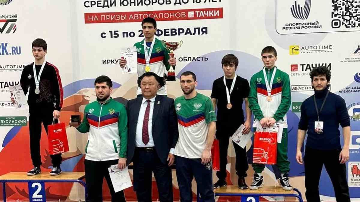 Два ингушских борца вольника отличились на юношеском Первенстве России Федерацией спортивной борьбы Ингушетии отмечается что два борца вольного стиля из Республики Ингушетия отличились на Первенстве России которое проходит в городе Иркутске Около 420 юношей до 18 лет сражались в восточной части Сибири за право считаться лучшими Турнир проходит с 15 по 20 февраля среди талантливой молодёжи По итогам боёв представителей ингушской сборной Хамзата Плиева в к до 48 кг и Али Льянова в к до 45 кг объявили бронзовыми призёрами