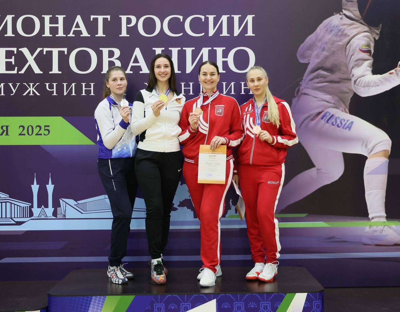 В Уфе стартовал чемпионат России по фехтованию Яна Егорян стала победительницей в соревновании саблисток, серебро взяла Алина Ключникова, бронза у Софии Великой В соревновании у мужчин победу одержал двукратный чемпион мира и двукратный чемпион Европы Камиль Ибрагимов, Александр Трушаков взял серебро, бронзу получил Анатолий Костенко Завтра будут разыграны медали среди саблистов в командном первенстве Болеем за армейцев Фото: Федерация фехтования России