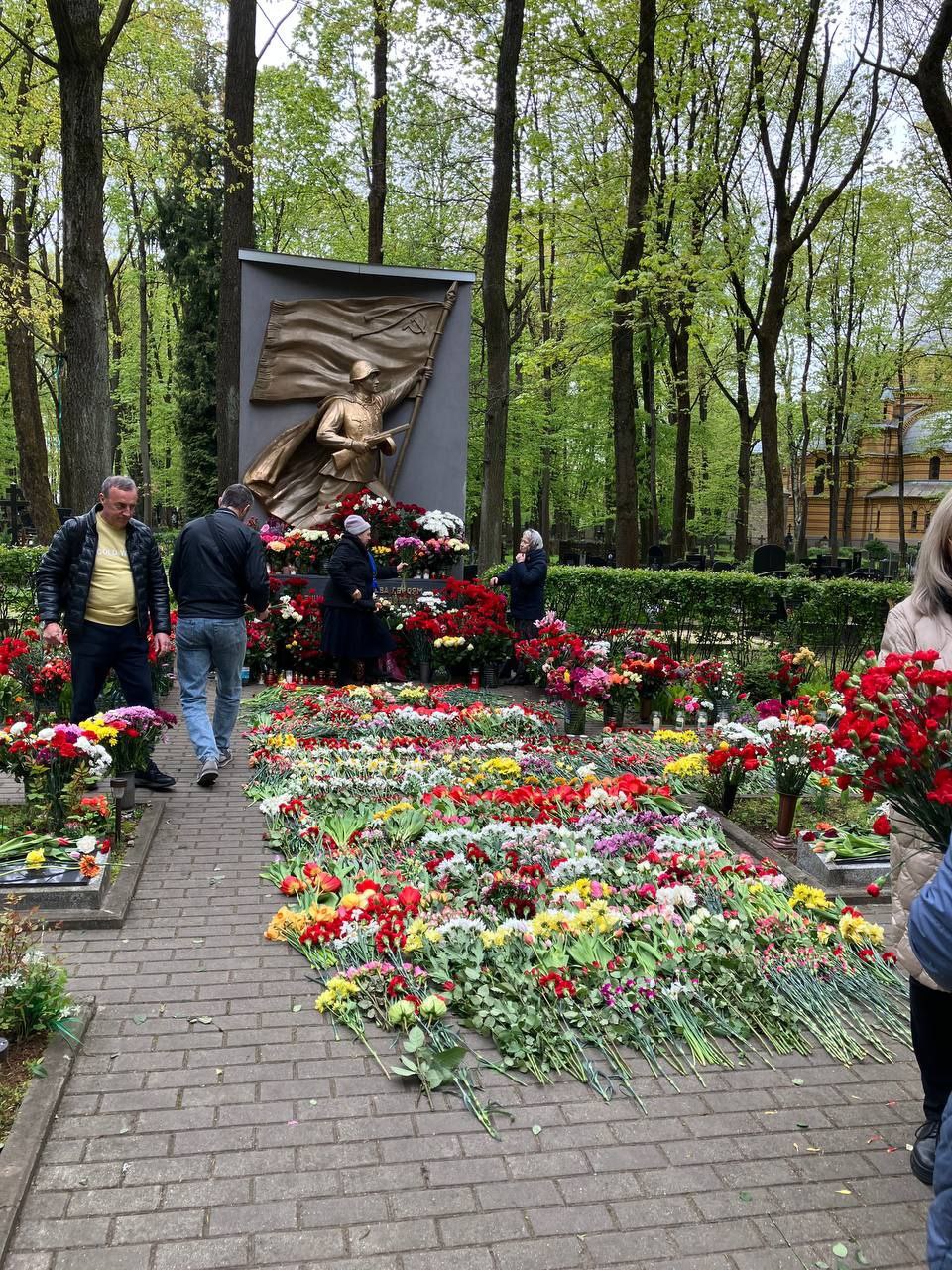 На Покровском кладбище в Риге сейчас так. И люди продолжают идти. Но ровно в 21:00 полиция начнёт всех выгонять. Раньше такого не было. Бесятся, что никакими запретами, угрозами и политическими делами не могут сломить людей.