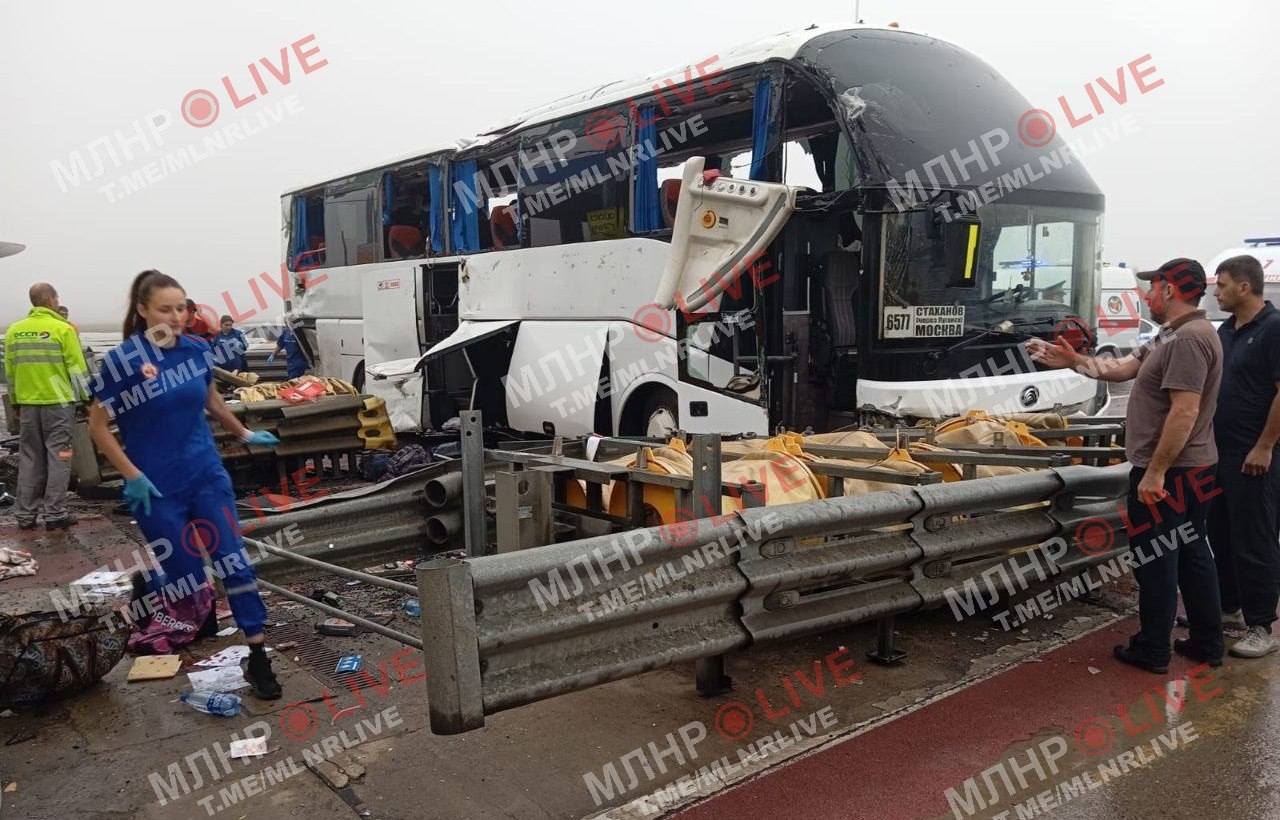 Около 20 пассажиров автобуса "Луганск–Москва" пострадали в ДТП на трассе М-4. Автобус столкнулся с опорой на пункте оплаты в Тульской области. В салоне находились 48 пассажиров, включая четверых детей. обн. Автобус следовал из Стаханова через Луганск.