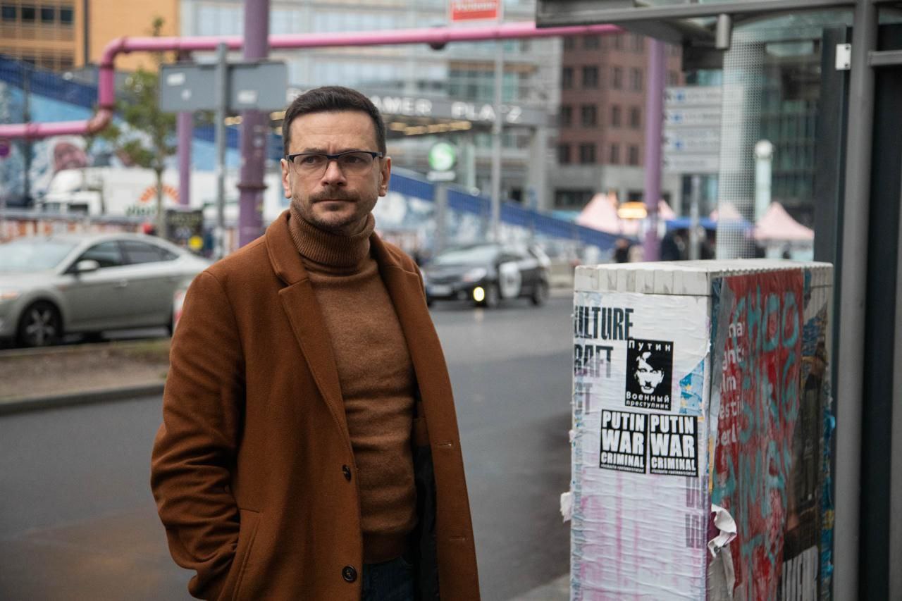 Политика Илью Яшина заочно приговорили к одному году и 10 месяцам лишения свободы по делу об уклонении от исполнения обязанностей иностранного агента ст 330 1 УК Именно такой срок запрашивала сторона обвинения Сам Илья Яшин находится за пределами России В рамках масштабного обмена заключёнными между РФ и странами Запада оппозиционера освободили из колонии где он отбывал наказание по статье о военных фейках 2 ст 207 3 УК В реестр иностранных агентов политика внесли летом 2022 года Яшин свою вину по новому делу не признал Претензии власти связаны с моим отказом признать себя иноагентом Но никаким иноагентом я никогда не был Обвинение это надуманное сфабрикованное и политически мотивированное заявил политик Возбуждать уголовные дела за нарушение законодательства об иностранных агентах в России начали с 2023 года Первым фигурантом такого дела стал координатор движения Голос из Твери Артём Важенков Фото Егор Астахов Медиазона Подписаться Связаться Поддержать Patreon Boosty