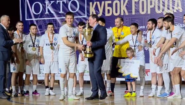 Команда БайкалАвтоТрак победила на XX Кубке Улан Удэ по футзалу Команда БайкалАвтоТрак из столицы Бурятии победила на XX Кубке Улан Удэ по футзалу Футболисты выиграли приз в 500 тысяч рублей Чемпионами они становятся во второй раз они выиграли Кубок в прошлом 2025 году Серебряный призёр команда Улан Удэ Сити Энергострой приз 300 тысяч рублей третье место заняла команда Аян из Читы приз 200 тысяч рублей 0