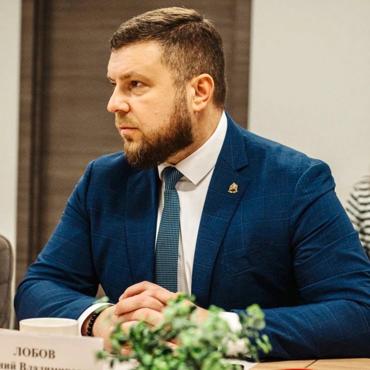 Медведев поддержал кандидатуру Лобова на пост секретаря курского отделения партии Дмитрий Медведев поддержал кандидатуру Евгения Лобова, временно исполняющего обязанности заместителя председателя правительства Курской области, на пост секретаря регионального отделения партии «Единая Россия». Кандидатуру Лобова предложил врио губернатора региона Александр Хинштейн. Председатель партии поручил новому секретарю продолжить активную работу с жителями области и подчеркнул важность взаимодействия с первичными партийными организациями. «Я хотел бы, чтобы вы уделяли максимальное внимание первичным партийным организациям. Чтобы первички выполняли свою основную задачу — получали информацию непосредственно от наших граждан, наших избирателей, прорабатывали её и вместе с административными структурами делали всё, чтобы организовать взаимодействие и помощь по самым широким спектрам вопросов», — отметил Медведев. Лобов в ответ заверил, что максимально включится в работу по линии партии и отметил, что хорошо знает регион и уверен в успешной командной работе по решению поставленных задач. Лобов до середины 2021 года был мэром курского Фатежа. Затем был назначен главой департамента внутренней политики администрации Курской области. В конце 2022 года стал министром внутренней и молодежной политики региона, а в мае 2024 года был назначен на должность временно исполняющего обязанности заместителя председателя правительства Курской области – министра внутренней и молодежной политики.