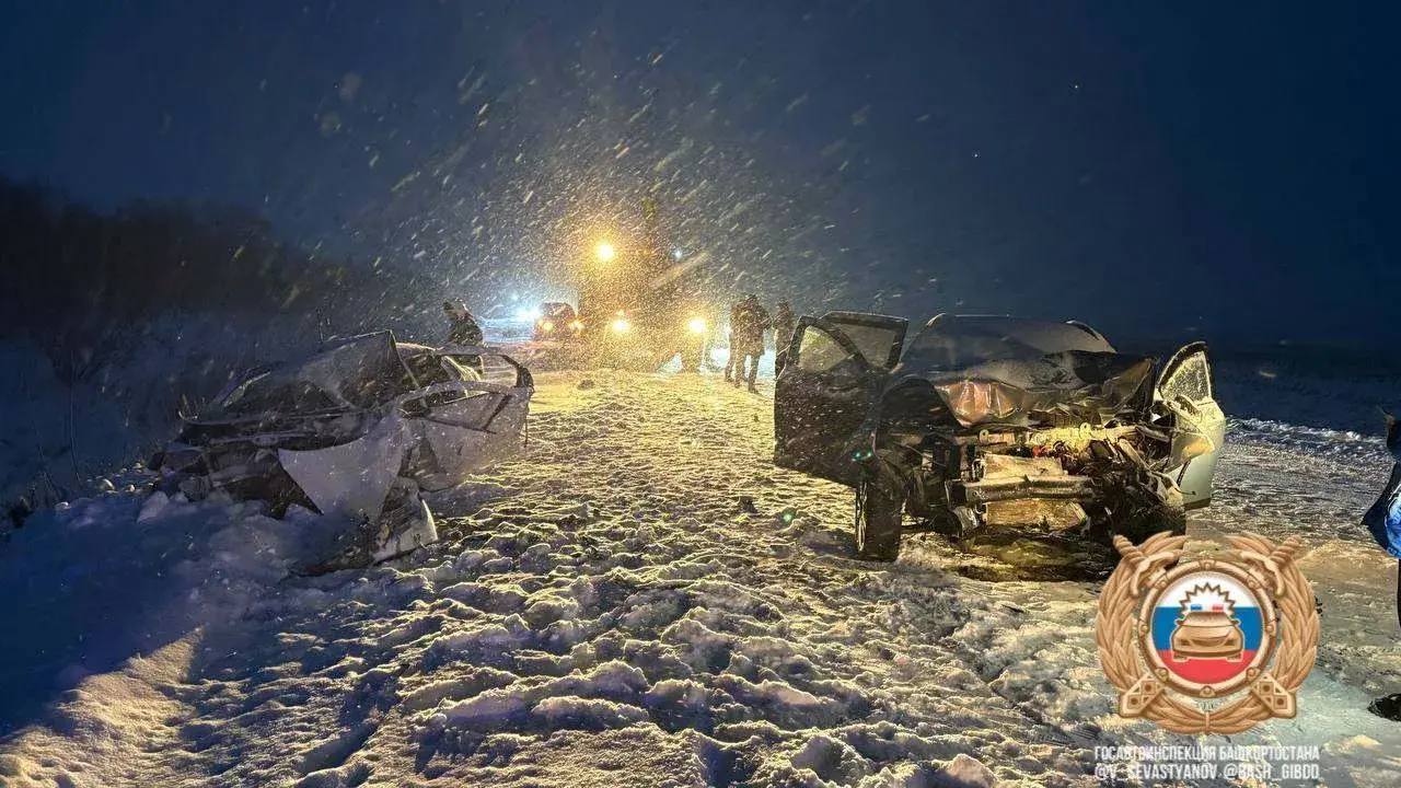 Четыре человека погибли в страшном ДТП в Башкирии По предварительным данным сегодня около пяти часов дня на 310 км автодороги Магнитогорск Ира 38 летний мужчина за рулём Лады Веста выехал на полосу встречного движения где допустил лобовое столкновение со встречной Ладой Гранта В результате ДТП водитель Гранты и два его пассажира а так же 50 летняя пассажирка Весты скончались до приезда скорой медицинской помощи Для оказания помощи и координации работы сотрудников полиции по установлению причин и обстоятельств трагедии на место ДТП выехали сотрудники Управления Госавтоинспекции и эксперты автотехники ЭКЦ МВД по РБ При отключении интернета доступен наш канал в Max Честно говоря ВК MAX подписывайтесь